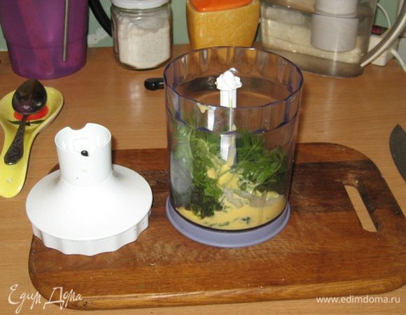 Зелень измельчим в блендере до кашицы и добавим в нее 2-3 ложки готового омлетного теста. А маслины нарезаем кружочками.