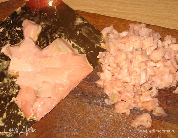 В принципе, я за 10 минут успела... Рыбу нарезаем мелкими кубиками (я купила нарезанную рыбку, что упростило и ускорило процесс, а еще удешевило начинку). Выдавливаем к рыбе сок 1/4 лимона и смешиваем ее с маслом. Я делаю это прямо руками, особо не церемонясь. И масло от тепла ладони дотает и пальцы облизать вкусно :)