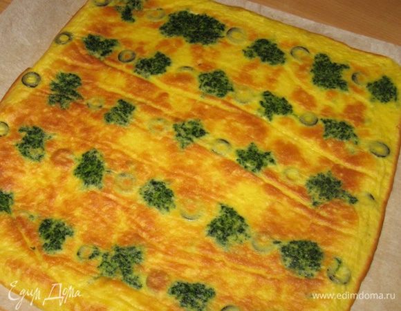 Готовый омлет аккуратно переворачиваем нижней стороной кверху и, накрыв полотенцем, даем малость поостыть и чуток пообмякнуть. Тем временем можно закончить работу с начинкой.