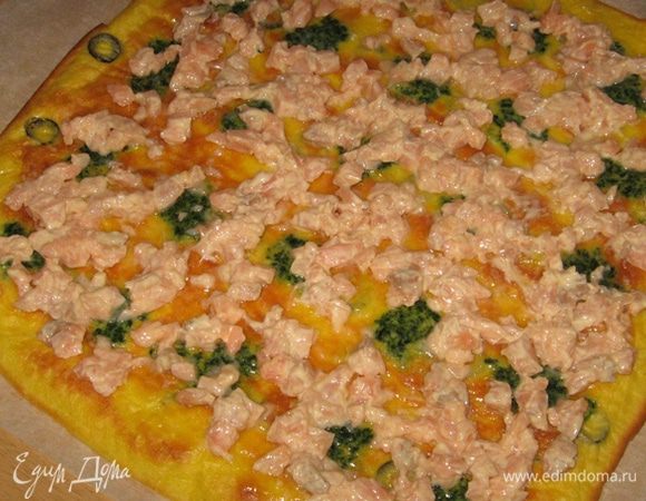 Раскладываем рыбу ровным слоем на омлете...