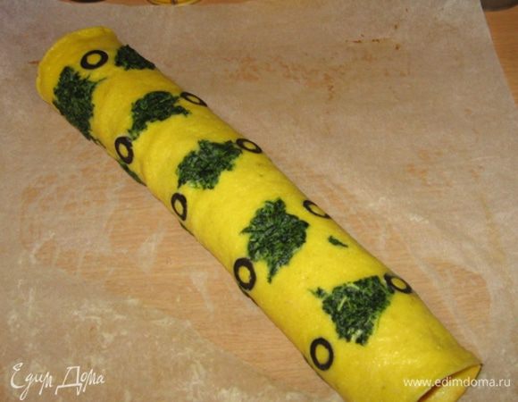 ...сворачиваем его с помощью того же пергамента и в него же упаковываем. Убираем в холодильник - все, закуска (или добавка к завтраку) готова.