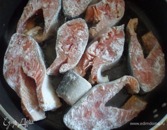 Муку чуть подсолить и обвалять в ней кусочки горбуши. Выложить на разогретую с маслом сковороду и обжарить до золотистой корочки