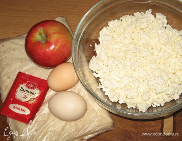 Вот все что нам понадобится для завитков. Творог отжать (если в нем влага), всыпать к нему сахар, ванилин и хорошенько растереть вилкой.