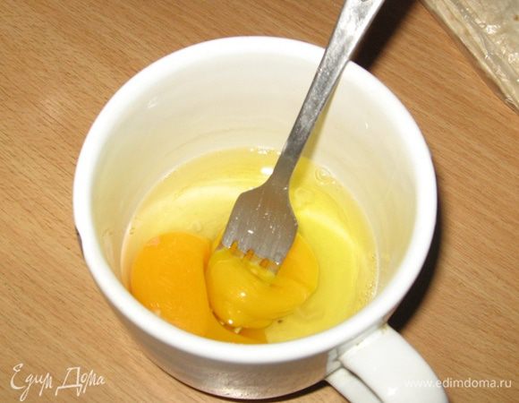 Яйца отдельно взбить вилкой или венчиком в однородную смесь. Ввести в творог и хорошо вымешать.