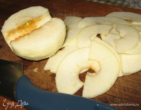 Яблоко очистить от кожуры и серцевинки. Разрезать пополам и нарезать тонкими дольками.