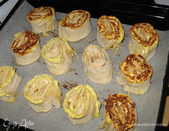 Убираем завитки в духовку на 10 минут при 200 градусах. Через положенные 10 минут вытаскиваем, переворачиваем другим срезом вниз и убираем еще на 10 минут. Все. Пол часа и нямка к чаю готова! Причем нямку нужно есть сильно теплой (когда остыли - уже не то), а если остыли погреть в микроволновке. Приятного вам чае-гоняния!