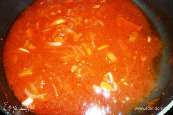Добавить томатную пасту, немного разбавленную водой