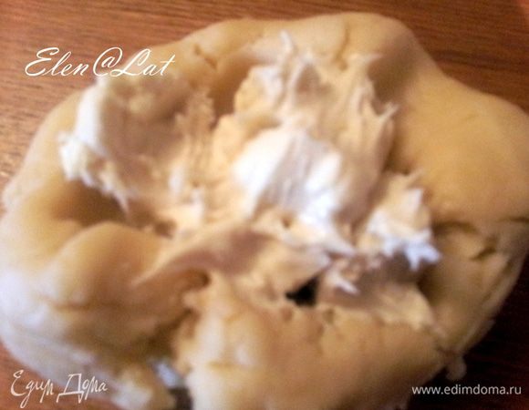 Во вторую часть добавить белый растопленный шоколад. 