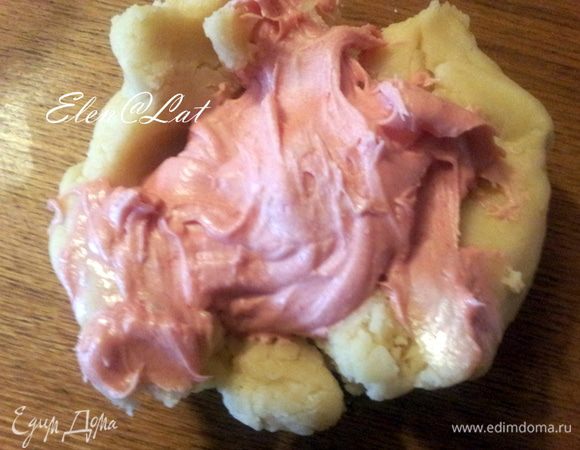 А в третью часть добавить клубничный шоколад. По цвету он не очень насыщенный, поэтому я добавила несколько капель красного красителя. Если у Вас нет клубничного шоколада, я сама на него наткнулась не так давно, но в тесто можно добавить белый шоколад и красный краситель, эффект будет тот же.