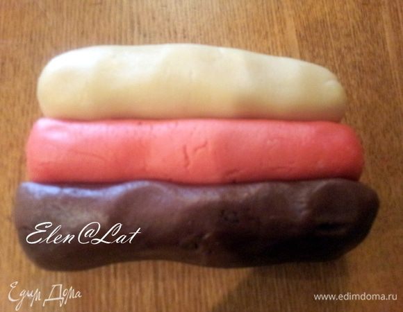 С этим печеньем можно фантазировать, предлагаю свой вариант. Итак первый вариант, катаем из теста три одинаковых жгута, и складываем их вместе.