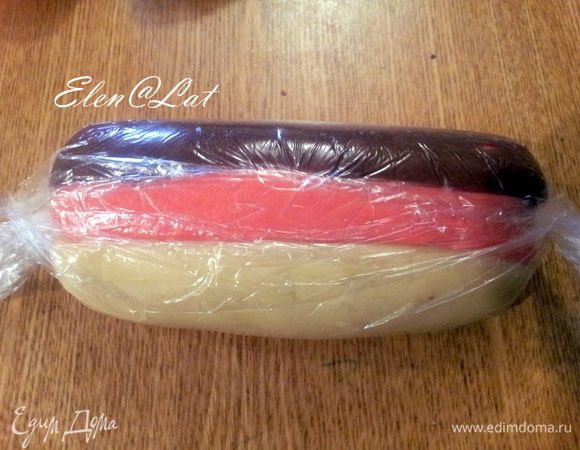 Заворачиваем туго в пленку и слегка прокатываем, чтобы они приняли форму колбаски. Затем в морозилку минимум на 1 час, можно оставить и дольше.