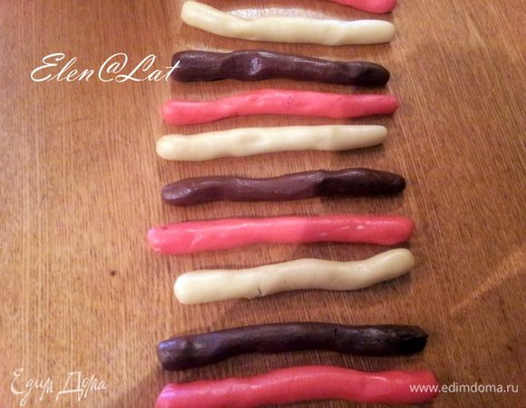 Еще вариант. Катаем по четыре тонких жгута каждого цвета. Их должно получиться 12.