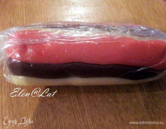 Их тоже складываем вместе, и заворачивает туго в пленку, слегка прокатываем. И тоже в морозилку.