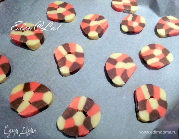 Затем достаем из морозилки и режем на печеньки, но не тонко, примерно по 1 см толщиной. Выкладываем на застеленный пергаментом противень, на расстоянии 1,5-2 см друг от друга. Выпекаем наши печенья в духовке при 180С примерно10 минут. 