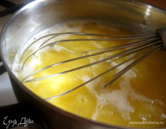 В кастрюлю с толстым дном налить воду и довести до кипения.
Постепенно всыпать поленту, постоянно перемешивая венчиком.
Варить на маленьком огне 5-10 минут до загустения, не переставая мешать венчиком.
