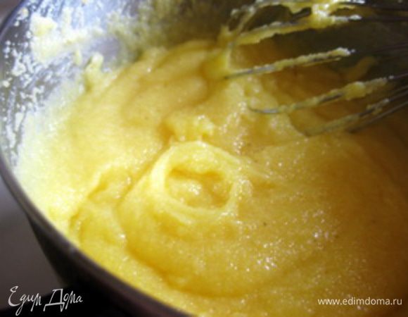 Снять поленту с огня, добавить пармезан и перец, перемешать и попробовать на вкус, при необходимости добавить соль.
