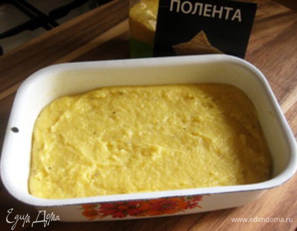 Смазать оливковым маслом прямоугольную форму (у меня лоток 20х12 см).
Вылить поленту в подготовленную форму и разровнять. 
Дать остыть, затем накрыть крышкой или пищевой пленкой и убрать в холодильник на 1 час.
