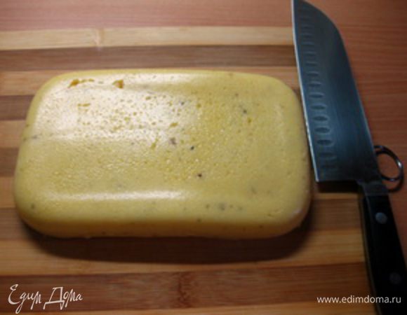 Охлажденную поленту аккуратно извлечь из формы на доску.
