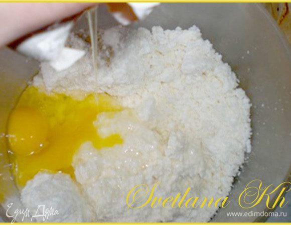 Творог смешать со сливками, яйцом и сахаром. Добавить ванилин. Нужно, чтобы получилась "мокрая" смесь, то есть, творог должен быть достаточно жидким.Если он жидковат изначально, то сметану и сливки можно не добавлять.