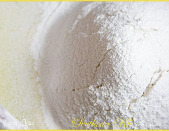 Сухие ингредиенты смешать отдельно - муку, сахар, манку, соду.
 Форму смазать сливочным маслом. 