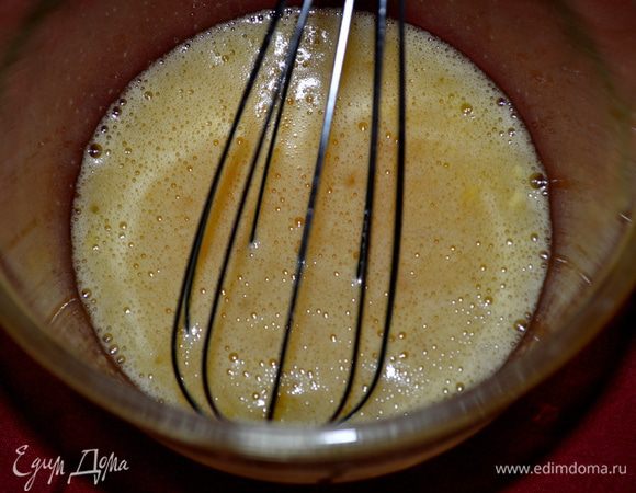 Смешать сахар с яйцами, солью и ванильным экстрактом медленно вручную или миксером, около 1 минуты.