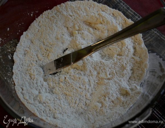 Муку со слив. маслом порубить ножом в крошку.
