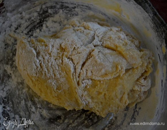 В центре мучной смеси делаем углубление и выливаем яичную массу. Все смешиваем лопаточкой. Тесто выкладываем на поверхность с мукой или в большую миску. Смешиваем примерно 5 минут. Добавим муки, если нужно. Закроем пищевой пленкой и поставим отдыхать 30 минут.