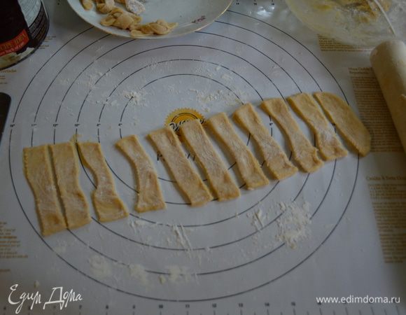Затем раскатанное тесто режем ножом полосками, если у вас есть нож роллом с зубчиками, используйте лучше его.