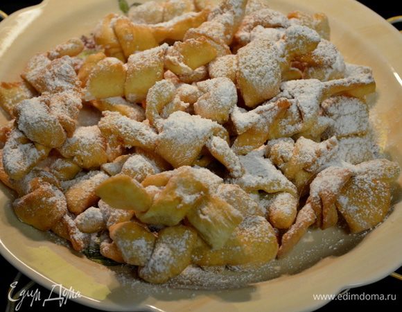 Повторим так с каждой порцией теста. Готовые узелки припылим сахарной пудрой. Приятного аппетита!