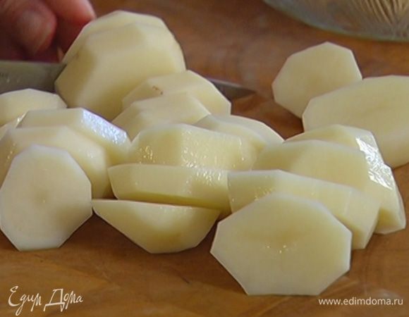 Картофель почистить, нарезать толстыми кружками и отварить в подсоленной воде до готовности.