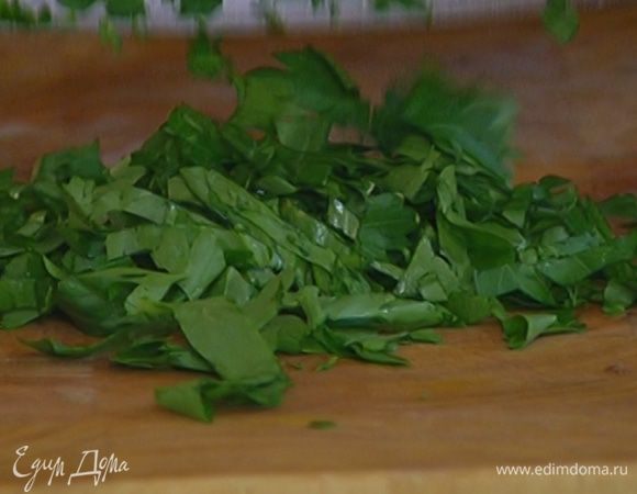 Петрушку мелко порубить.