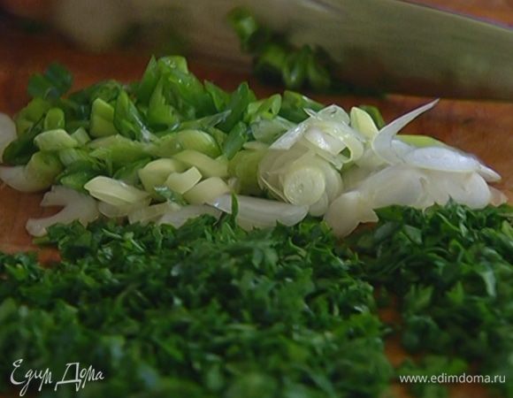Зеленый лук тонко нарезать наискосок.