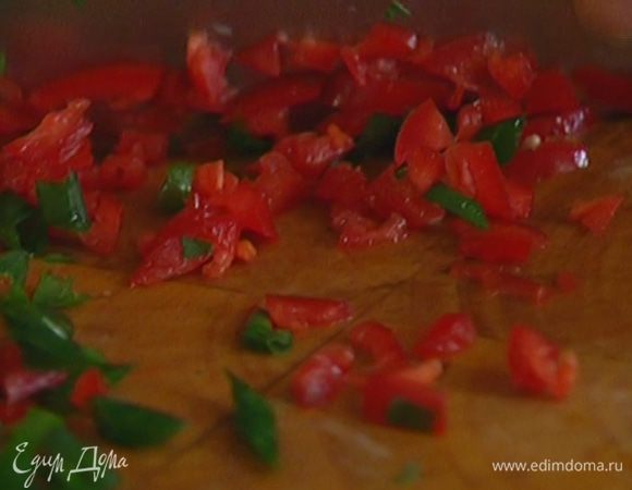 Перец чили, удалив семена, порезать очень мелко.