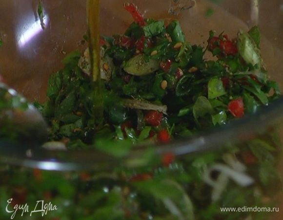Соединить петрушку, зеленый лук, чили, добавить заатар, влить оливковое масло, лимонный сок и перемешать.