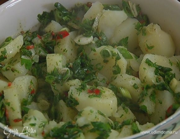 Отваренный картофель перемешать с пряной заправкой.