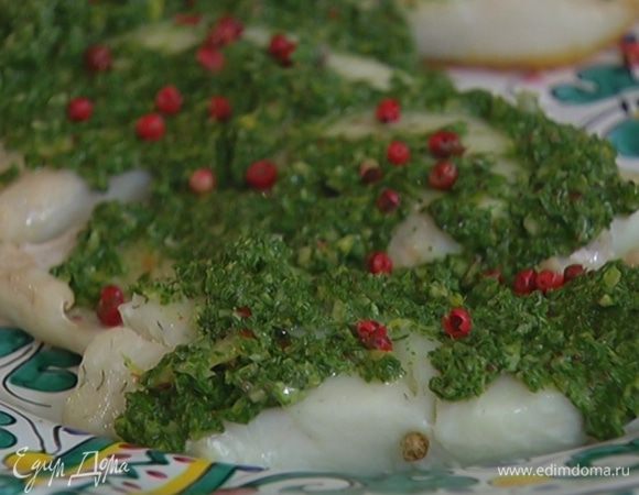 Готовую рыбу смазать мятным соусом и посыпать оставшимся розовым перцем.
