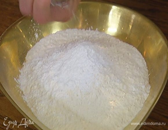 Муку перемешать с разрыхлителем и солью.