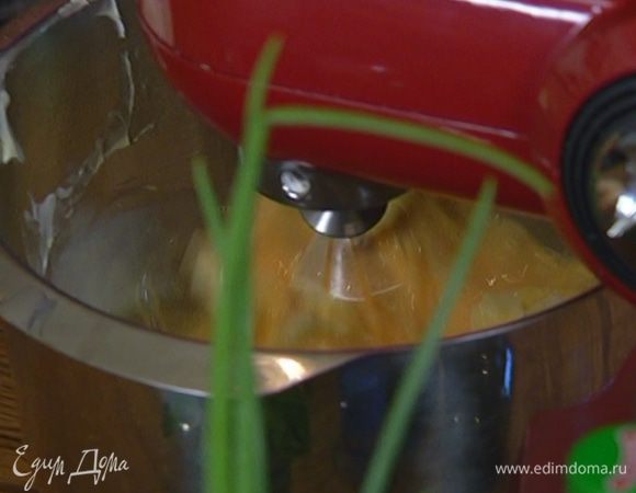 Яйца с молоком взбить в комбайне на высокой скорости.