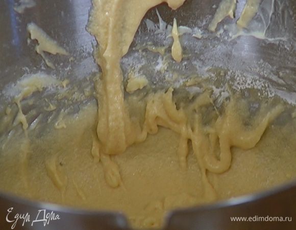 Влить ванильный экстракт и вымешивать тесто, пока оно не станет однородным.