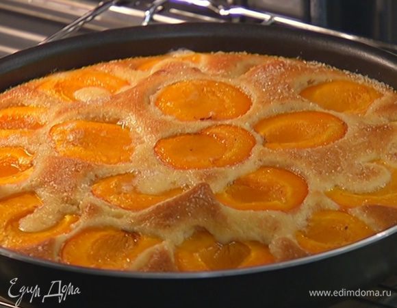 Остудить пирог в форме, затем вынуть.