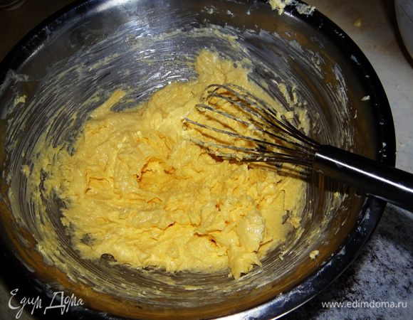 Маргарин перетереть с сахаром. В отдельной миске взбить венчиком яйцо, белок со второго яйца со щепоткой соли. Добавить эту смесь в маргарин и перемешать.
