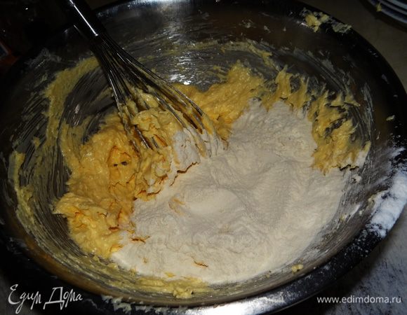 Смешать муку с разрыхлителем и ванильным сахаром. Постепенно добавить в яично-маргариновую смесь. Замесить тесто.