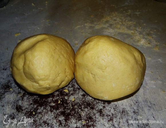 Разделить тесто на 2 части, завернуть в пищевую плёнку и на 30 минут в холодильник.