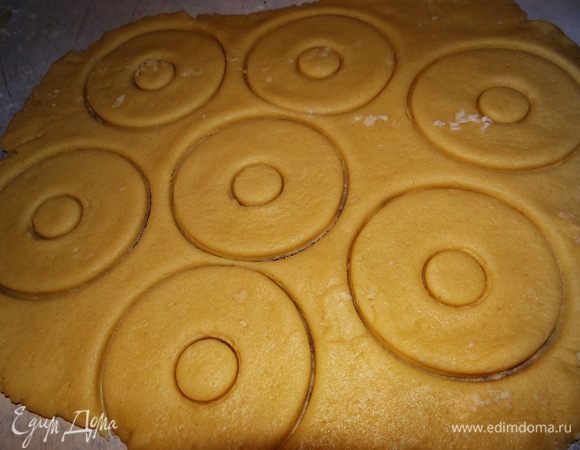 
Охлаждённое тесто раскатать примерно в 5 мм толщиной, вырезать колечки. Я использовала стакан, а серединку  вырезала горлышком бутылки.
