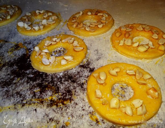 Каждое кольцо смазать желтком+молоко, пересыпать орехами и кокосовой стружкой.
Выпекать 10-15 минут при температуре около 200*С.