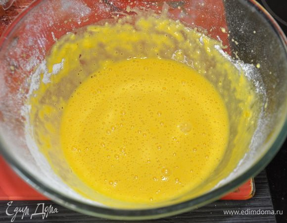 Яйца хорошо взбить. Продолжая взбивать добавить муку.