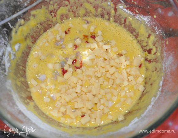 Сыр, мясо ( у меня было отварное индюшиное филе), болгарский перец нарезать маленькими кусочками. Смешать это всё с яйцами. Посолить, добавить приправ.