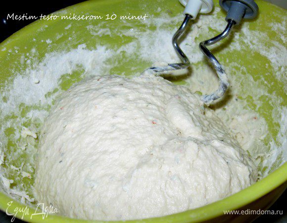 ТЕСТО: К опаре добавляем соль,масло.Затем постепенно добавляем оставшуюся муку вместе с сухими пряностями.*
Тесто вначале кажется липковатым,его нужно хорошо вымесить - руками около 15 минут(я вымешиваю миксером 10мин.).
Не спешите подсыпать муку!В итоге тесто должно быть мягким,но не липнуть к рукам.