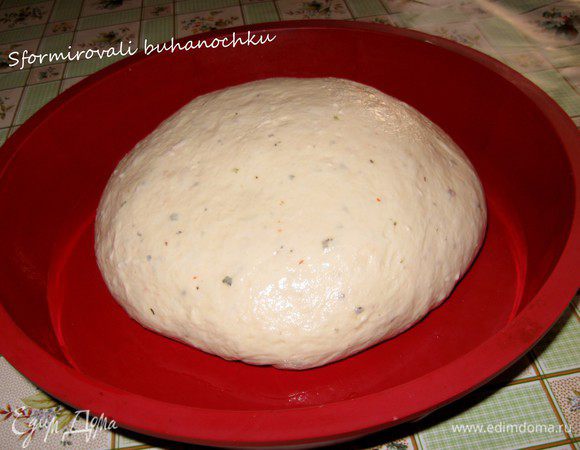 Когда тесто увеличилось в 2 раза - выкладываем на рабочую поверхность,формируем буханочку( форму смазать растит.маслом,я пеку в силиконовой форме и не смазываю) и оставляем на расстойку,около 1часа (накрыть)