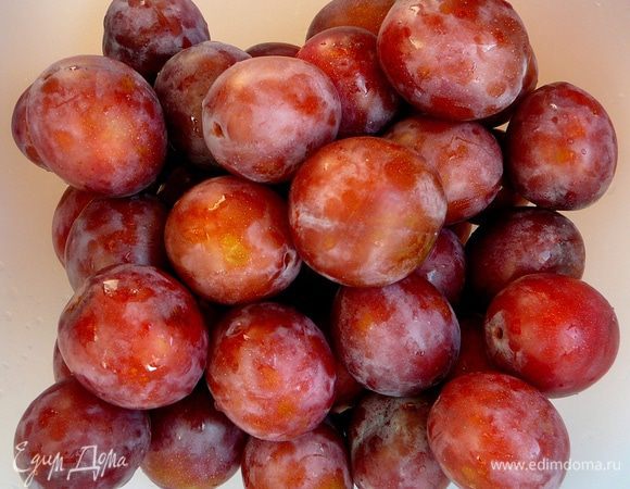 Для приготовления соуса берем крепкие неповрежденные сливы. Хорошо их помыть.